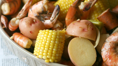 Crock pot liner steamed seafood boil #seafoodboil #crockpot #crablegs